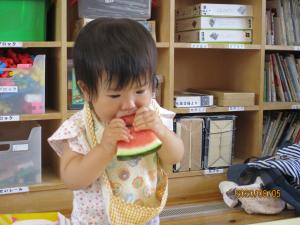 すいかをほおばる子ども