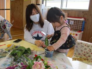 花を生ける子ども