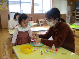 お母さんと一緒にクリスマスリースを製作中