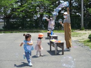 シャボン玉ではしゃぐ子どもたち