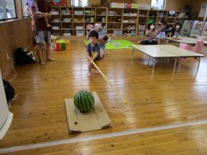 すいか割りで大盛り上がり！