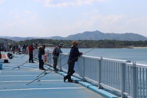 海釣り公園の様子（背景に鹿狼山）