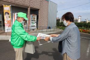 農協で特殊詐欺注意のチラシを配布している様子