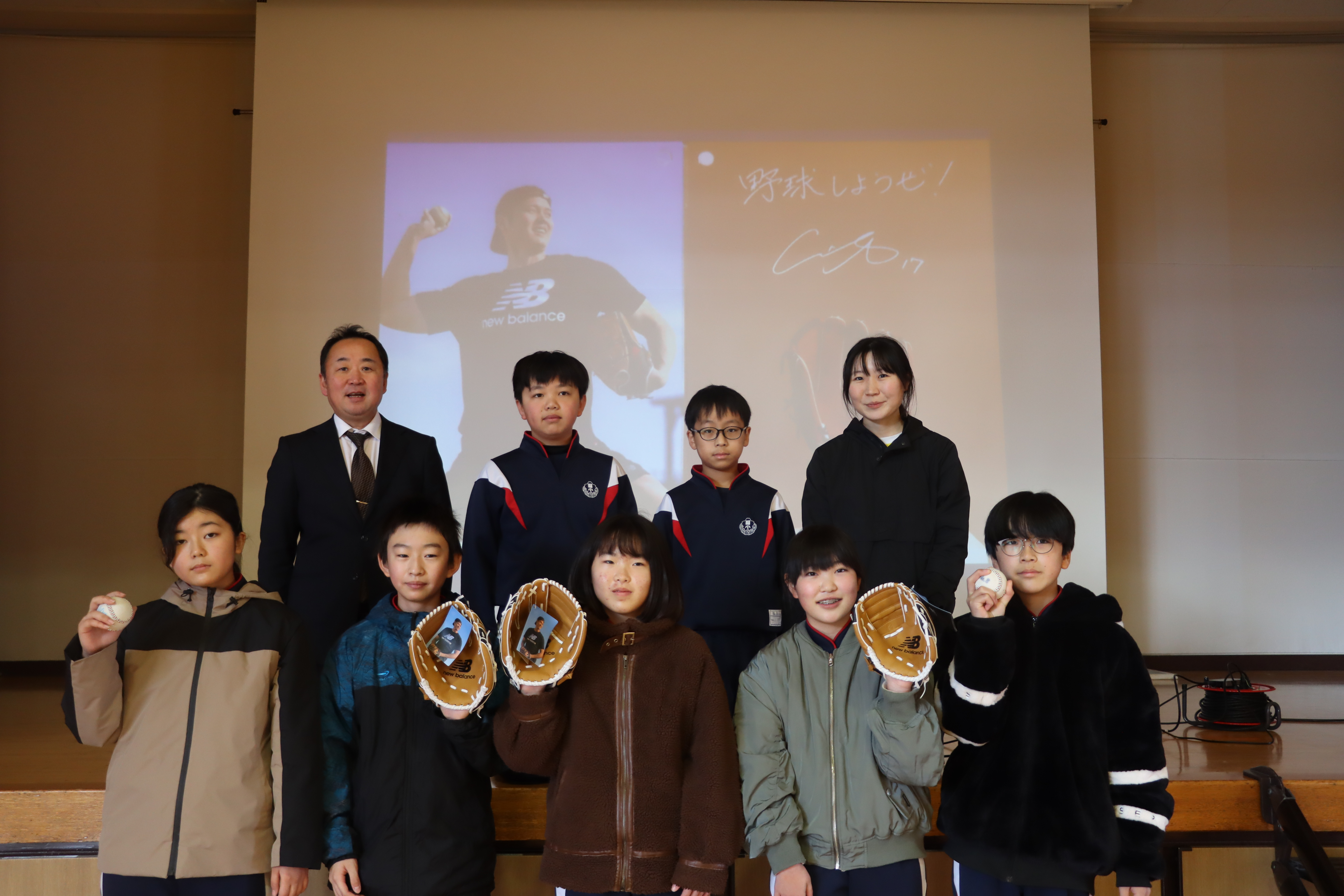 大谷翔平グローブ寄贈　福田小学校